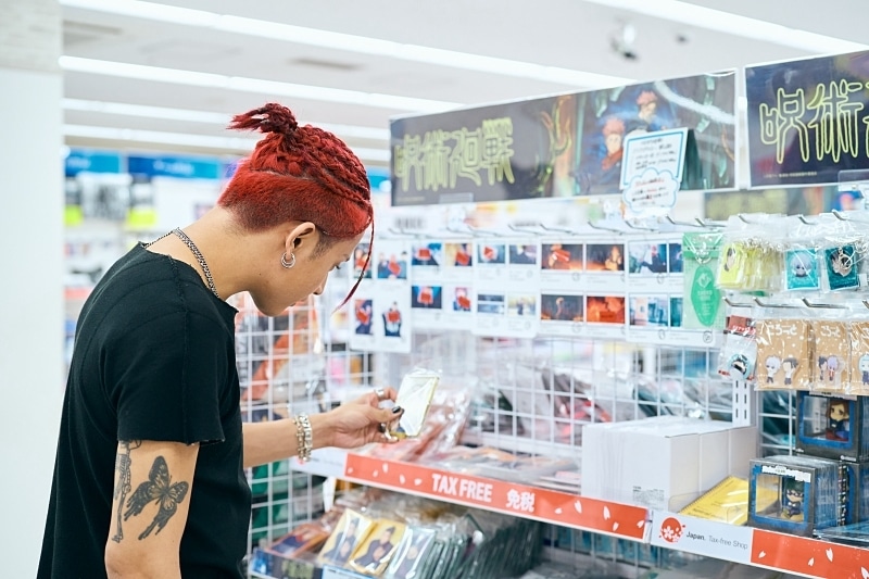 FELIP, the leading face of the Filipino music scene, visits Japan! After his first live performance in Japan, FELIP’s love for manga and anime explodes with a shopping spree! 【Pocket Money Shopping Spree with Animate】