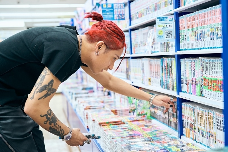 FELIP, the leading face of the Filipino music scene, visits Japan! After his first live performance in Japan, FELIP’s love for manga and anime explodes with a shopping spree! 【Pocket Money Shopping Spree with Animate】-11