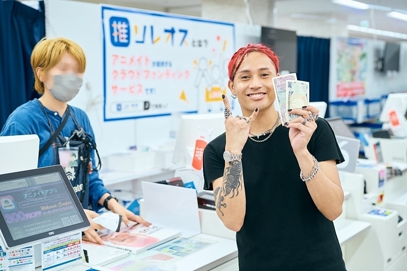 FELIP, the leading face of the Filipino music scene, visits Japan! After his first live performance in Japan, FELIP’s love for manga and anime explodes with a shopping spree! 【Pocket Money Shopping Spree with Animate】-17