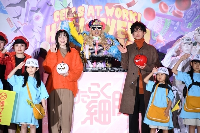 実写映画『はたらく細胞』ハロウィンパーティに永野芽郁さん・佐藤健さん・DJ KOOさんが登壇！　赤血球・白血球に仮装したエキストラたちが熱いダンスを披露-2