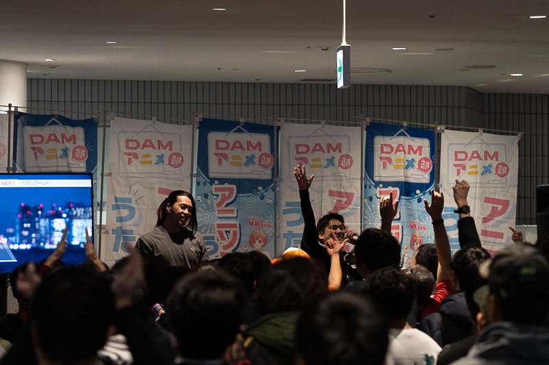 アニソンファンが自らのパフォーマンスで「ANIMAX MUSIX 2024 FALL」を盛り上げた「LIVE DAM AiR カラオケブース」レポート丨DAMアニメ部員の“なかちゃん”がステージ裏のクレーンゲームに挑戦【PR】-3