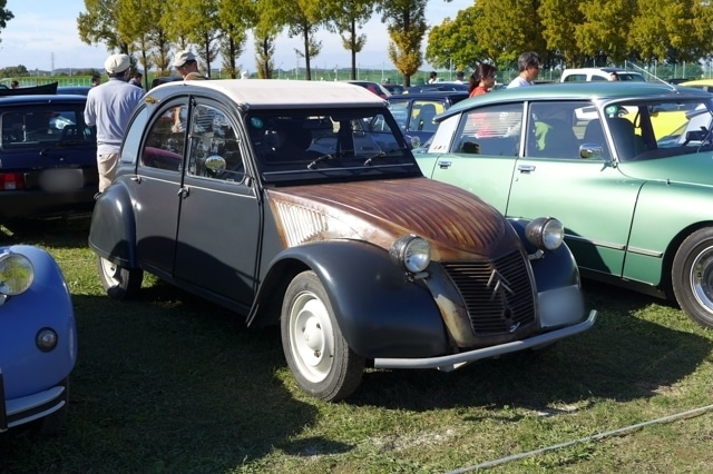 ▲映画の中でカリオストロ城から逃げ出したクラリスが運転していたシトロエン２CVの同型車。