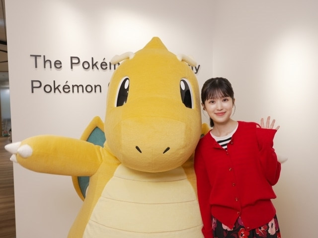 Pokémon Day2025 記念アニメーション『カイリューとゆうびんやさん』公開！　ハナ役・福本莉子さんとカイリューの2ショット写真が到着-4