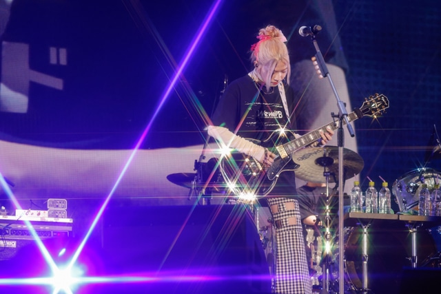 「星座になれたら」での“ボトルネック奏法”の再現も! 『ぼっち・ざ・ろっく!』結束バンド TOUR “We will B”ライブレポート|キャスト4人による演奏、そして“さらなるサプライズ”に会場が揺れる-12