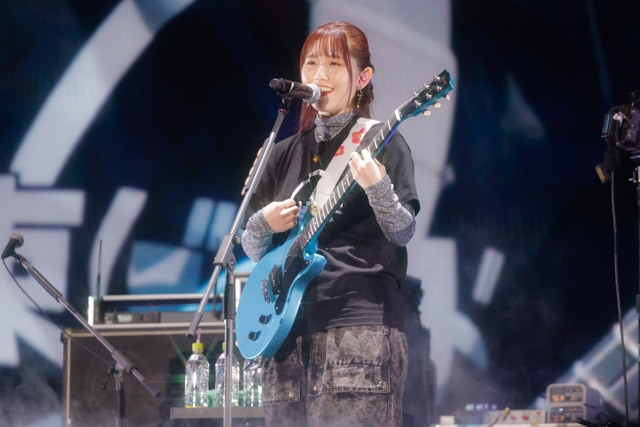 「星座になれたら」での“ボトルネック奏法”の再現も! 『ぼっち・ざ・ろっく!』結束バンド TOUR “We will B”ライブレポート|キャスト4人による演奏、そして“さらなるサプライズ”に会場が揺れる-13