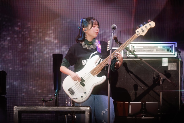 「星座になれたら」での“ボトルネック奏法”の再現も! 『ぼっち・ざ・ろっく!』結束バンド TOUR “We will B”ライブレポート|キャスト4人による演奏、そして“さらなるサプライズ”に会場が揺れる-15