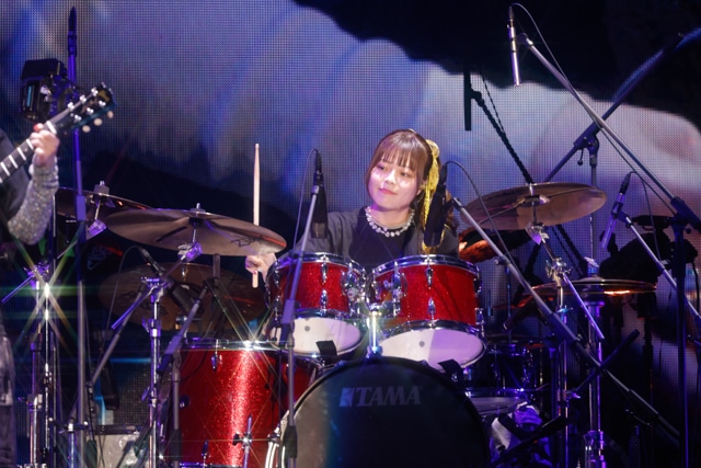 「星座になれたら」での“ボトルネック奏法”の再現も! 『ぼっち・ざ・ろっく!』結束バンド TOUR “We will B”ライブレポート|キャスト4人による演奏、そして“さらなるサプライズ”に会場が揺れる-14