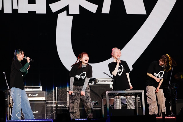 「星座になれたら」での“ボトルネック奏法”の再現も! 『ぼっち・ざ・ろっく!』結束バンド TOUR “We will B”ライブレポート|キャスト4人による演奏、そして“さらなるサプライズ”に会場が揺れる-16