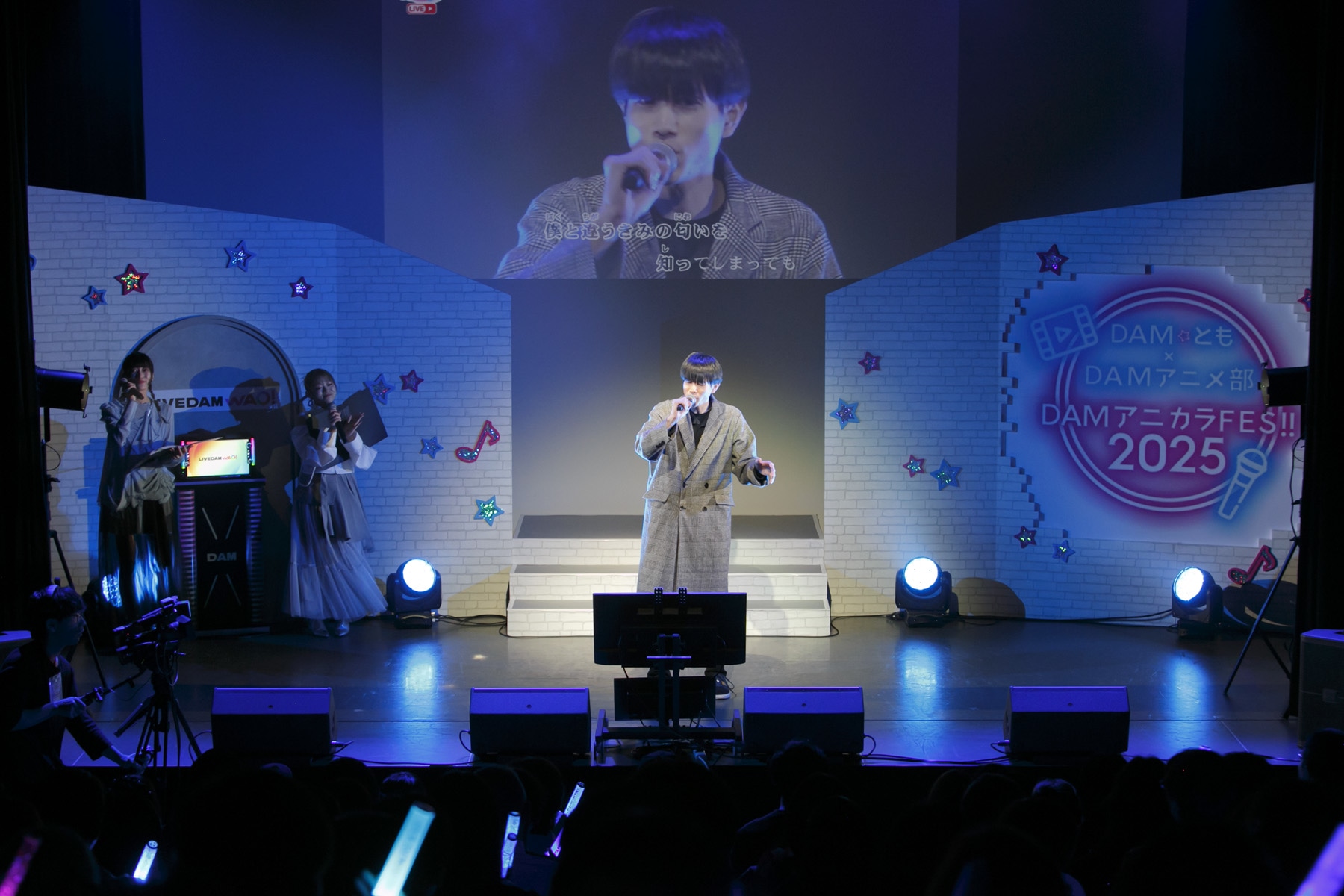 人気声優とDAM★ともユーザーがステージで熱唱！　アニカラ30曲の歌唱に、夢の声優コラボや生朗読まで盛りだくさんの『DAM★とも×DAMアニメ部　DAMアニカラFes!!2025』レポート-3