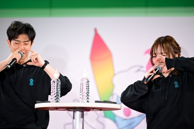 カツオの大きさを表現するふたり