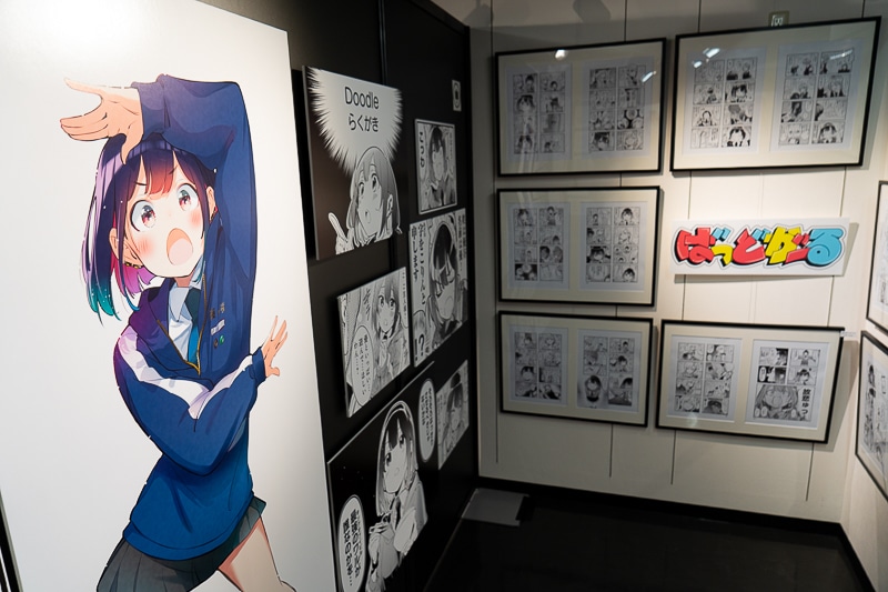 ばっどがーる 特典イラストカード、クリアファイル、色紙など25点 アニメ化 肉丸 ばっどがーるアニメ化記念原画展」フォトレポート | アニメイト