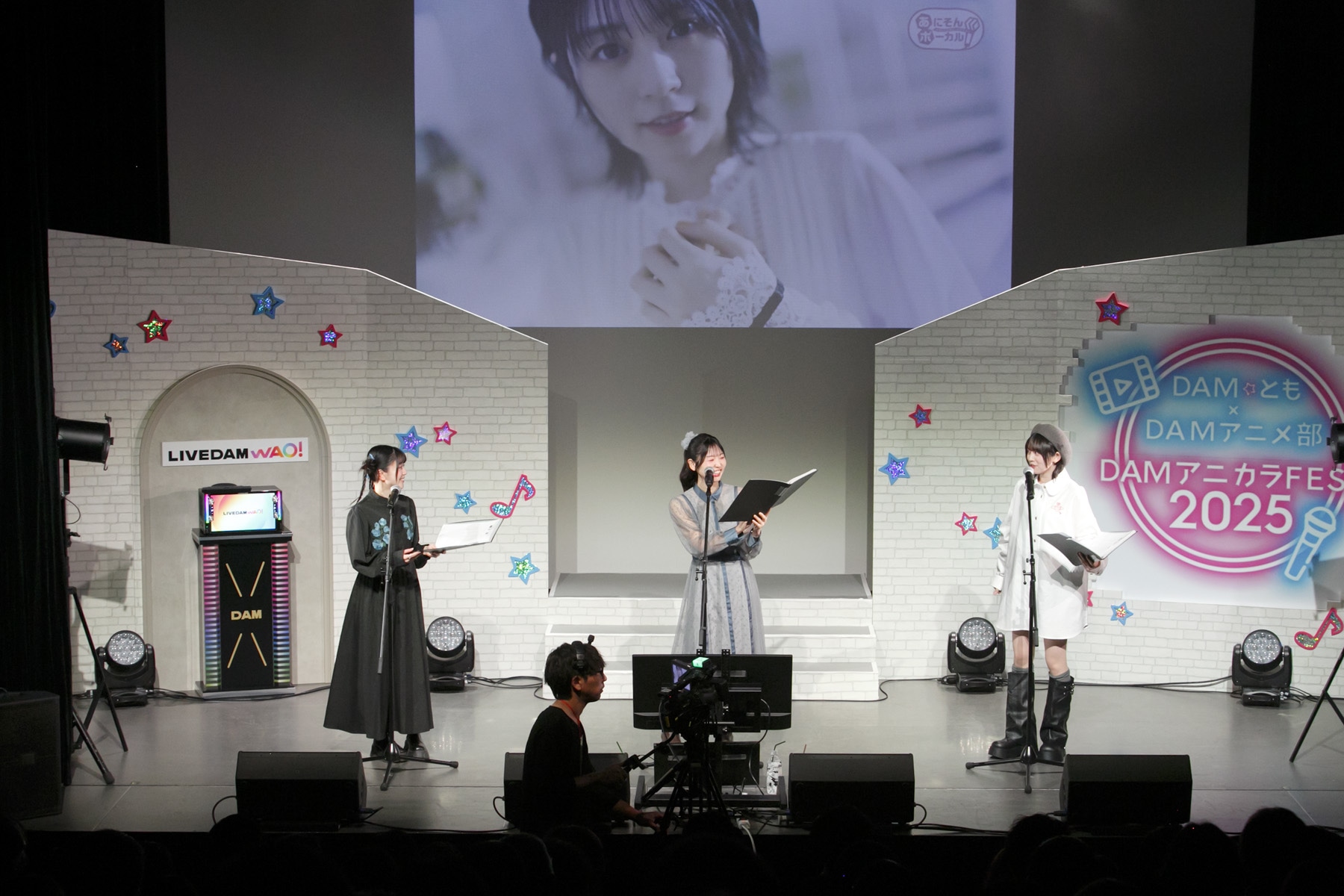 人気声優とDAM★ともユーザーがステージで熱唱！　アニカラ30曲の歌唱に、夢の声優コラボや生朗読まで盛りだくさんの『DAM★とも×DAMアニメ部　DAMアニカラFes!!2025』レポート-20