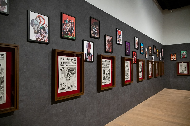 約10年間の歴史が詰まった『僕のヒーローアカデミア』原画展レポート｜堀越耕平先生による大迫力の直筆原稿＆イラストが多数展示！　等身大“黒デク”フィギュアやフォトスポットも必見-1
