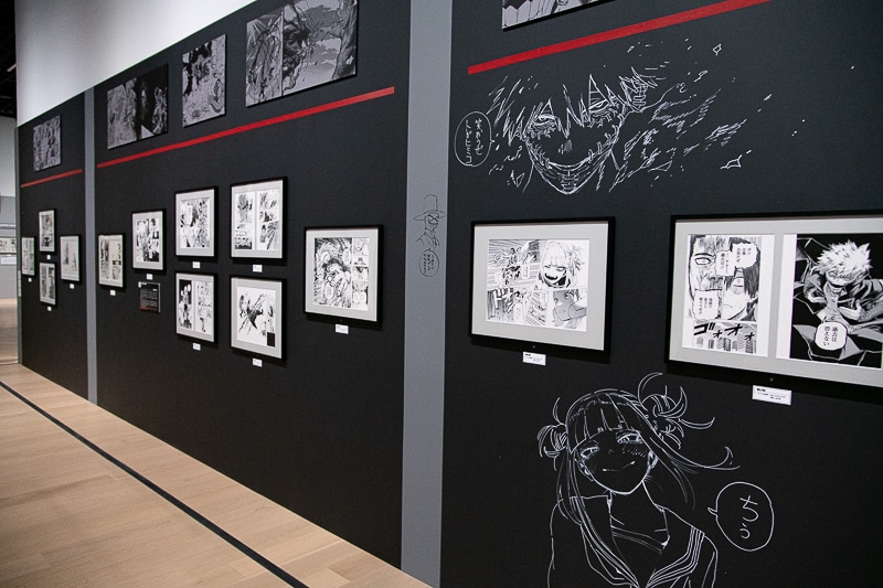 約10年間の歴史が詰まった『僕のヒーローアカデミア』原画展レポート｜堀越耕平先生による大迫力の直筆原稿＆イラストが多数展示！　等身大“黒デク”フィギュアやフォトスポットも必見-6
