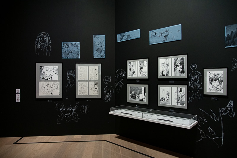 約10年間の歴史が詰まった『僕のヒーローアカデミア』原画展レポート｜堀越耕平先生による大迫力の直筆原稿＆イラストが多数展示！　等身大“黒デク”フィギュアやフォトスポットも必見-7