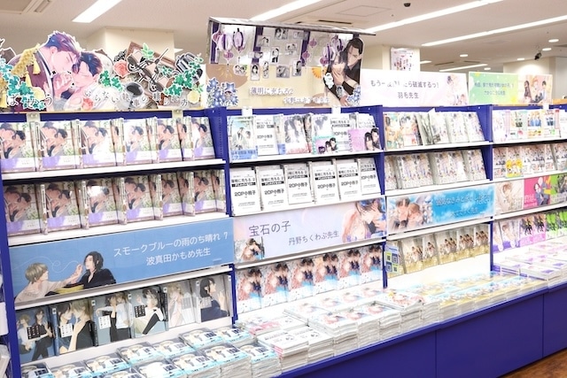 展示「TVアニメ「光が死んだ夏」パネル展 in アニメイト」が開催中！　コミックス『舌先から恋(3)』が発売！　ほか［今日のアニメイト池袋本店］-11