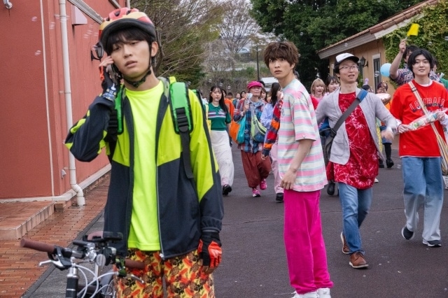 映画『仮面ライダーガヴ　お菓子の家の侵略者』知念英和さん×日野友輔さん×宮部のぞみさん×庄司浩平さんインタビュー｜“辛い過去”を乗り越えていく仮面ライダーたち。このメンバーで『仮面ライダーガヴ』という作品を作ることができてよかった-7