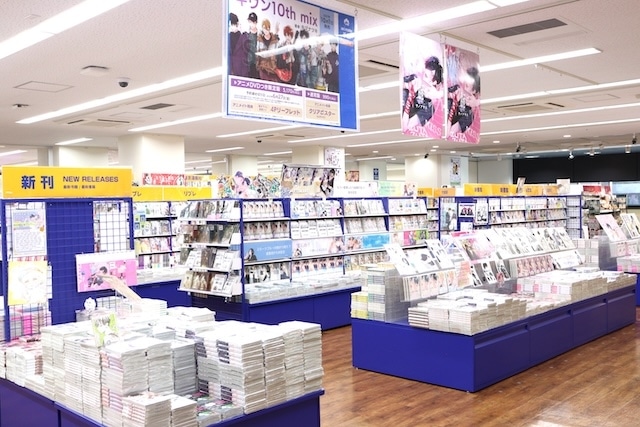 展示「TVアニメ「光が死んだ夏」パネル展 in アニメイト」が開催中！　コミックス『舌先から恋(3)』が発売！　ほか［今日のアニメイト池袋本店］-12