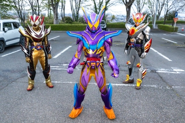 映画『仮面ライダーガヴ　お菓子の家の侵略者』知念英和さん×日野友輔さん×宮部のぞみさん×庄司浩平さんインタビュー｜“辛い過去”を乗り越えていく仮面ライダーたち。このメンバーで『仮面ライダーガヴ』という作品を作ることができてよかった-14