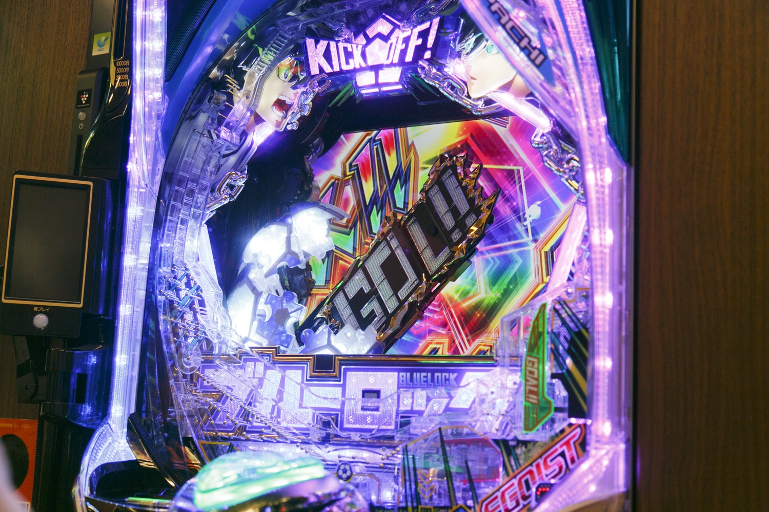 『ブルーロック』×パチンコ化が巻き起こす新たな化学反応! 初心者でも楽しめる!? パチンコ未経験者が『eフィーバーブルーロック』に挑戦!|新曲「エゴナウェイ」や驚きの演出に編集部興奮-21