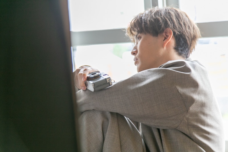 ▲伏し目がちな表情や流し目など、思わずカッコいいの一言。