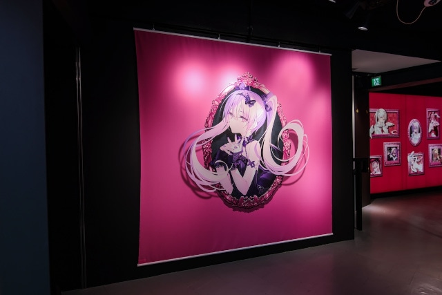 ▲入場してすぐ左側に、キービジュアルのターポリン展示。イラスト内の額縁には、トランプにちなんだ模様が描かれているそう。