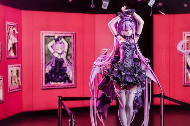 ▲1階「Wonderland」の展示。開催前日の準備中でも、入場できるのかを訊ねてくる人がちらほらと。