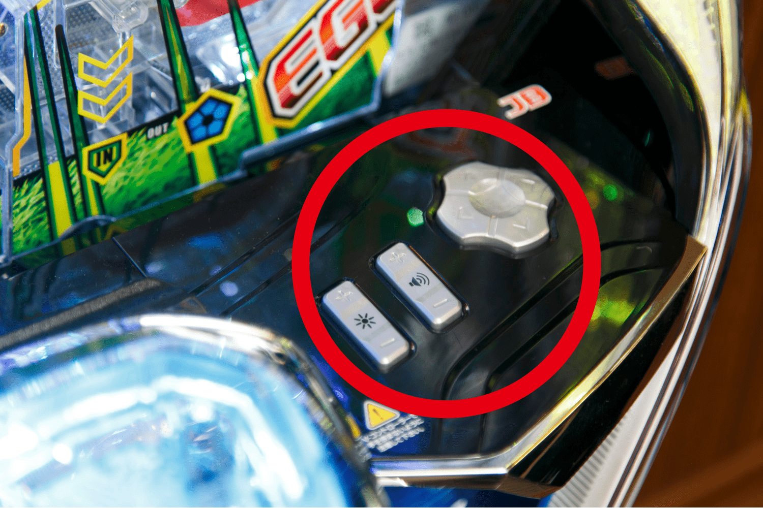 ▲左の☀ボタンが明るさ、右の🔊ボタンが音量で、上下を押すと調節できます。さらに横にある十字のボタンはディスプレイ内の操作に使います。