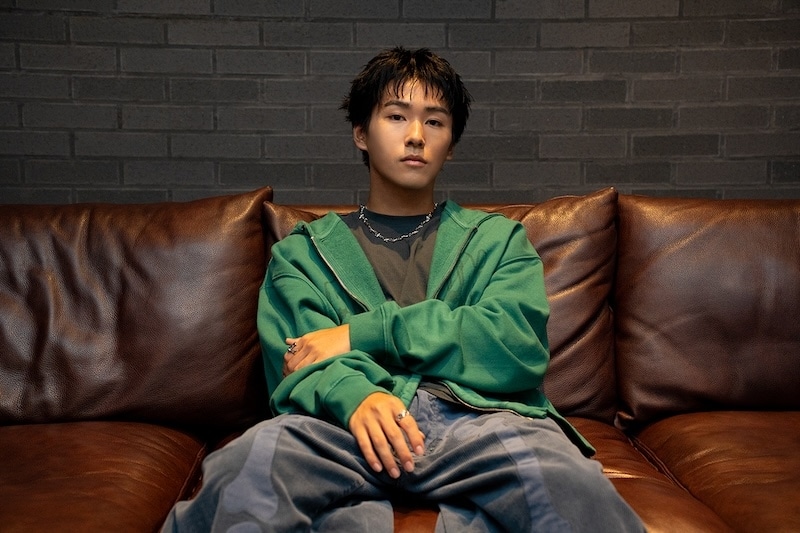 「自分のしがらみや葛藤をすべて捨てて叫ぶ、とても感情的な楽曲です」──散りばめた“作品ならではの要素”と“遊び”に迫る! TVアニメ『カラオケ行こ!』主題歌 Ayumu Imazu「HOWL」インタビュー-8