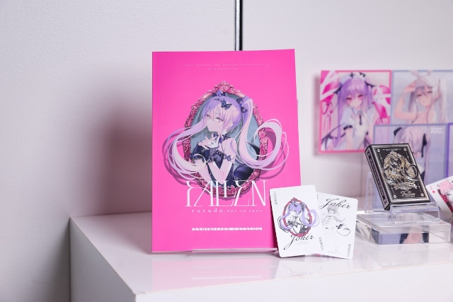 ▲地下1階「The Rabbit Hole」では、等身大フィギュアの装飾にも使われたオリジナルトランプや、公式図録が販売されている。