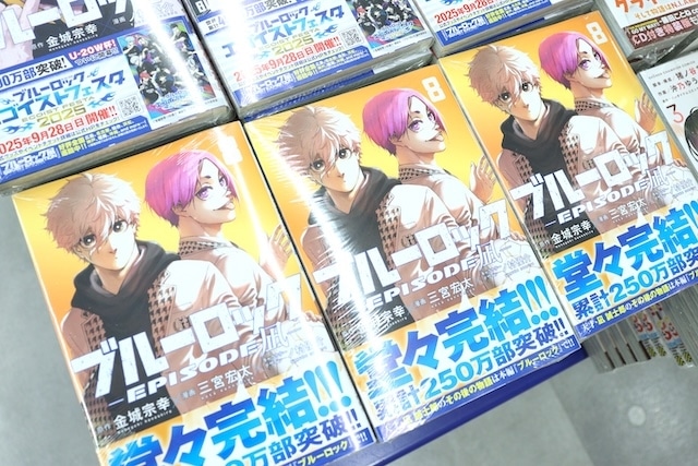 フェア「『新テニスの王子様』サマーフェア2025」が開催中！　コミックス『ブルーロック(35)』 描き下ろしカイザー・ネス・五十嵐日常着SDステッカー付き特装版が発売！　ほか［今日のアニメイト池袋本店］-9