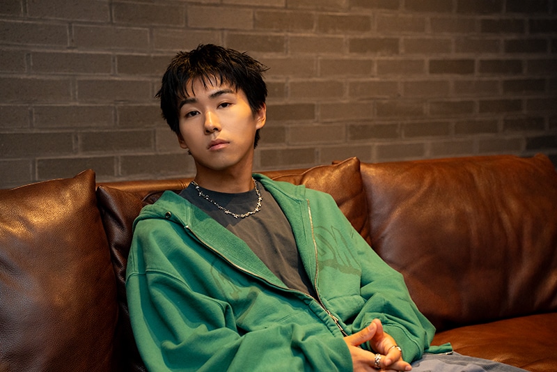 「自分のしがらみや葛藤をすべて捨てて叫ぶ、とても感情的な楽曲です」──散りばめた“作品ならではの要素”と“遊び”に迫る! TVアニメ『カラオケ行こ!』主題歌 Ayumu Imazu「HOWL」インタビュー-6