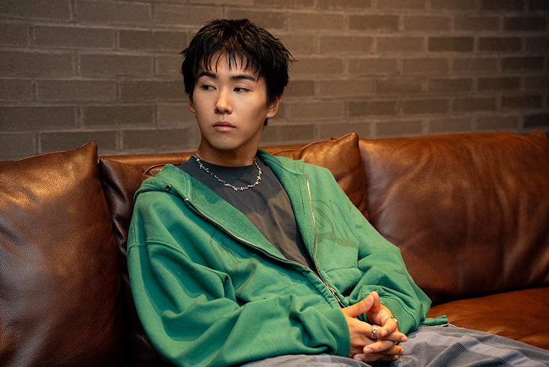 「自分のしがらみや葛藤をすべて捨てて叫ぶ、とても感情的な楽曲です」──散りばめた“作品ならではの要素”と“遊び”に迫る! TVアニメ『カラオケ行こ!』主題歌 Ayumu Imazu「HOWL」インタビュー-7