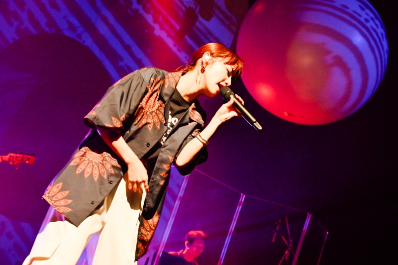 楠木ともり、メジャーデビュー5周年ツアーファイナルで刻んだ“あなたのせいだ”の想い｜TOMORI KUSUNOKI Zepp TOUR 2025 “Whose fault is it?”レポート-9