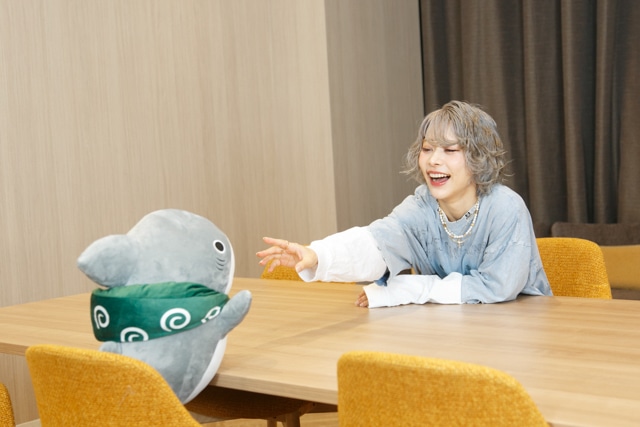 『映画 おでかけ子ザメ とかいのおともだち』原作者 ペンギンボックス先生×主題歌 ロザリーナさんインタビュー｜「出会いの話であり、別れの話であり、子ザメがお友だちを作っていくお話でもあるので、この歌詞やタイトルは感慨深いです」-9