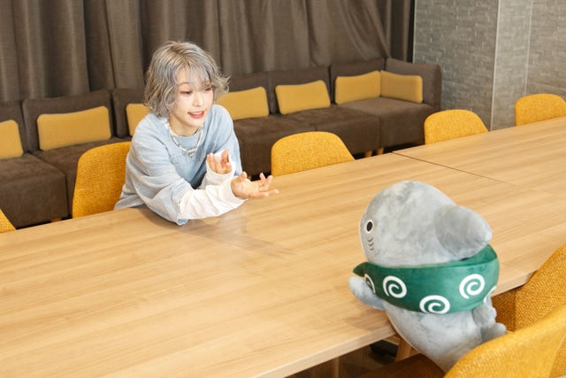 『映画 おでかけ子ザメ とかいのおともだち』原作者 ペンギンボックス先生×主題歌 ロザリーナさんインタビュー｜「出会いの話であり、別れの話であり、子ザメがお友だちを作っていくお話でもあるので、この歌詞やタイトルは感慨深いです」-2