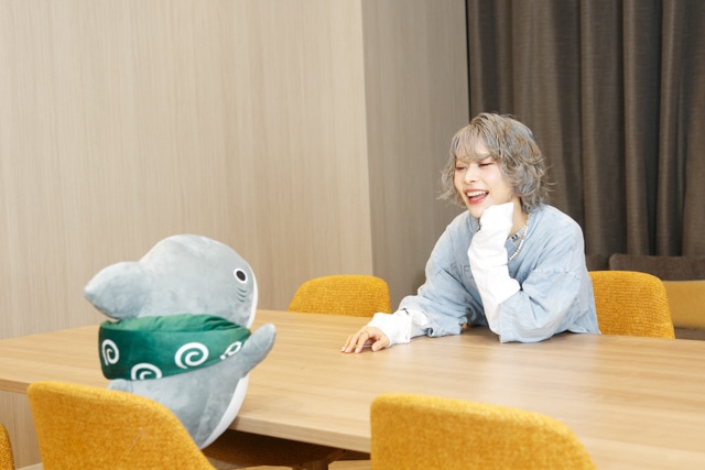 『映画 おでかけ子ザメ とかいのおともだち』原作者 ペンギンボックス先生×主題歌 ロザリーナさんインタビュー｜「出会いの話であり、別れの話であり、子ザメがお友だちを作っていくお話でもあるので、この歌詞やタイトルは感慨深いです」-5