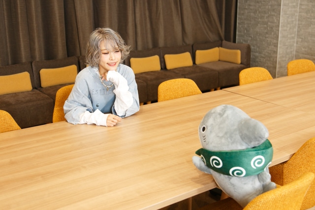 『映画 おでかけ子ザメ とかいのおともだち』原作者 ペンギンボックス先生×主題歌 ロザリーナさんインタビュー｜「出会いの話であり、別れの話であり、子ザメがお友だちを作っていくお話でもあるので、この歌詞やタイトルは感慨深いです」-4