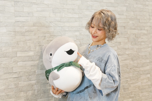 『映画 おでかけ子ザメ とかいのおともだち』原作者 ペンギンボックス先生×主題歌 ロザリーナさんインタビュー｜「出会いの話であり、別れの話であり、子ザメがお友だちを作っていくお話でもあるので、この歌詞やタイトルは感慨深いです」-10