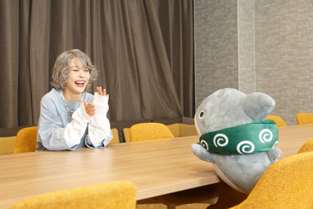 『映画 おでかけ子ザメ とかいのおともだち』原作者 ペンギンボックス先生×主題歌 ロザリーナさんインタビュー｜「出会いの話であり、別れの話であり、子ザメがお友だちを作っていくお話でもあるので、この歌詞やタイトルは感慨深いです」-8