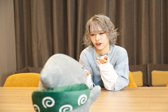 『映画 おでかけ子ザメ とかいのおともだち』原作者 ペンギンボックス先生×主題歌 ロザリーナさんインタビュー｜「出会いの話であり、別れの話であり、子ザメがお友だちを作っていくお話でもあるので、この歌詞やタイトルは感慨深いです」-7