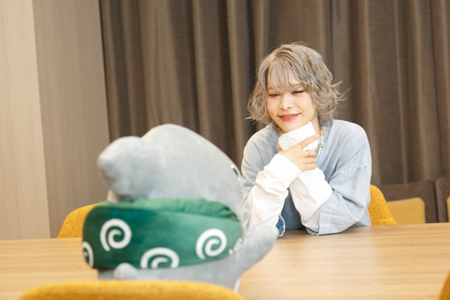 『映画 おでかけ子ザメ とかいのおともだち』原作者 ペンギンボックス先生×主題歌 ロザリーナさんインタビュー｜「出会いの話であり、別れの話であり、子ザメがお友だちを作っていくお話でもあるので、この歌詞やタイトルは感慨深いです」-3