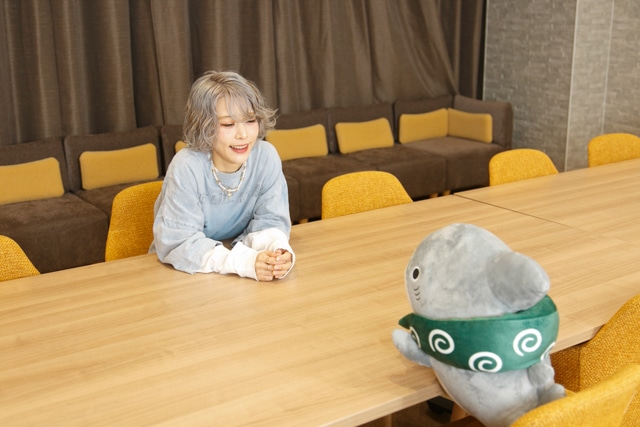 『映画 おでかけ子ザメ とかいのおともだち』原作者 ペンギンボックス先生×主題歌 ロザリーナさんインタビュー｜「出会いの話であり、別れの話であり、子ザメがお友だちを作っていくお話でもあるので、この歌詞やタイトルは感慨深いです」-6