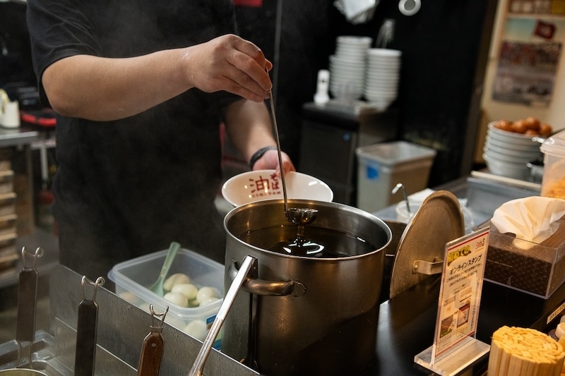 “たまっ子”のおれもっ……!! 油そば食いましたァ!! 背脂・キクラゲ・ガーリックチップで刺激MAX──あおぎり高校・音霊魂子さん監修の油そばを一緒にすすろう！　東京麺珍亭本舗コラボ開催記念レポート-6