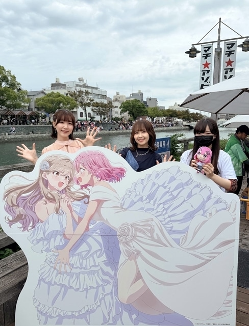 ▲ステージ後より。左から紫陽花（あじさい）役・安齋由香里さん、れな子役・中村カンナさん、監督・内沼菜摘氏。さらに、本イベントにあわせて公開された、れな子＆紫陽花の新規イラストパネルも