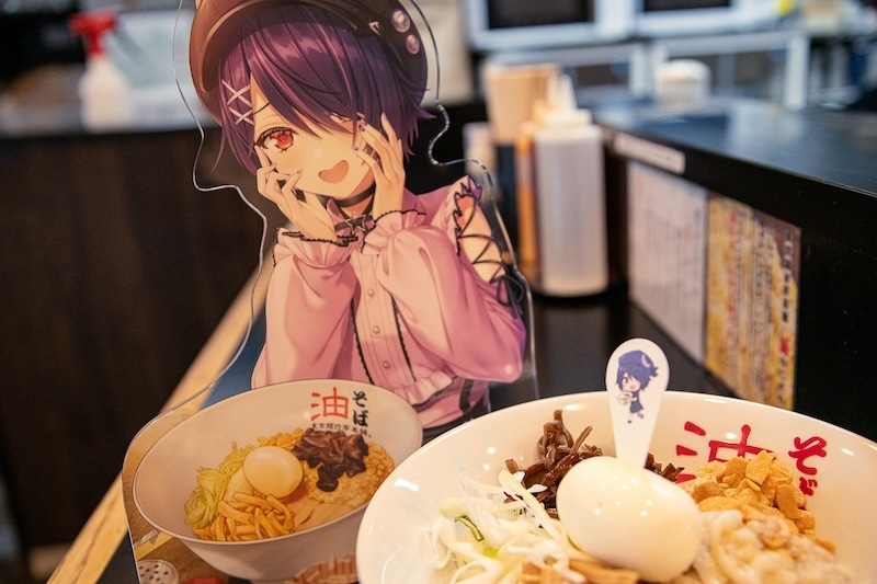 “たまっ子”のおれもっ……!! 油そば食いましたァ!! 背脂・キクラゲ・ガーリックチップで刺激MAX──あおぎり高校・音霊魂子さん監修の油そばを一緒にすすろう！　東京麺珍亭本舗コラボ開催記念レポート-14