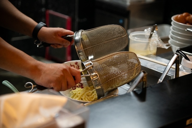 “たまっ子”のおれもっ……!! 油そば食いましたァ!! 背脂・キクラゲ・ガーリックチップで刺激MAX──あおぎり高校・音霊魂子さん監修の油そばを一緒にすすろう！　東京麺珍亭本舗コラボ開催記念レポート-7