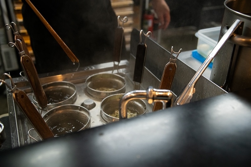 “たまっ子”のおれもっ……!! 油そば食いましたァ!! 背脂・キクラゲ・ガーリックチップで刺激MAX──あおぎり高校・音霊魂子さん監修の油そばを一緒にすすろう！　東京麺珍亭本舗コラボ開催記念レポート-5