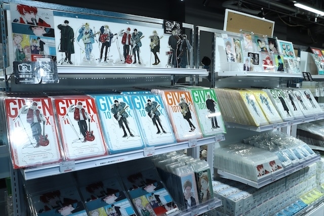 「ギヴン展 -given exhibition- ENCORE」東京会場(凱旋)フォトレポート|新規エリアや真冬と立夏の10年後の等身大立像などが追加展示! 「ギヴン展」がパワーアップして帰ってきた!-10