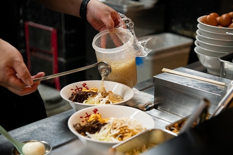“たまっ子”のおれもっ……!! 油そば食いましたァ!! 背脂・キクラゲ・ガーリックチップで刺激MAX──あおぎり高校・音霊魂子さん監修の油そばを一緒にすすろう！　東京麺珍亭本舗コラボ開催記念レポート-8